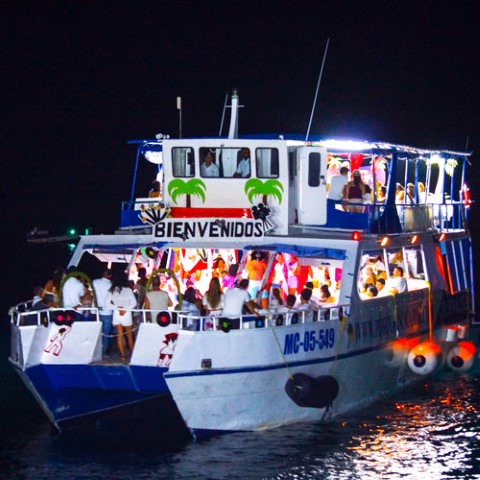 ¡Prepárate para vivir una noche mágica que nunca olvidarás en San Andrés, la isla paradisíaca del Caribe! En el Tour Noche Blanca, tendrás la oportunidad de compartir momentos inolvidables rodeado de tus seres queridos, vestidos de blanco para la ocasión.